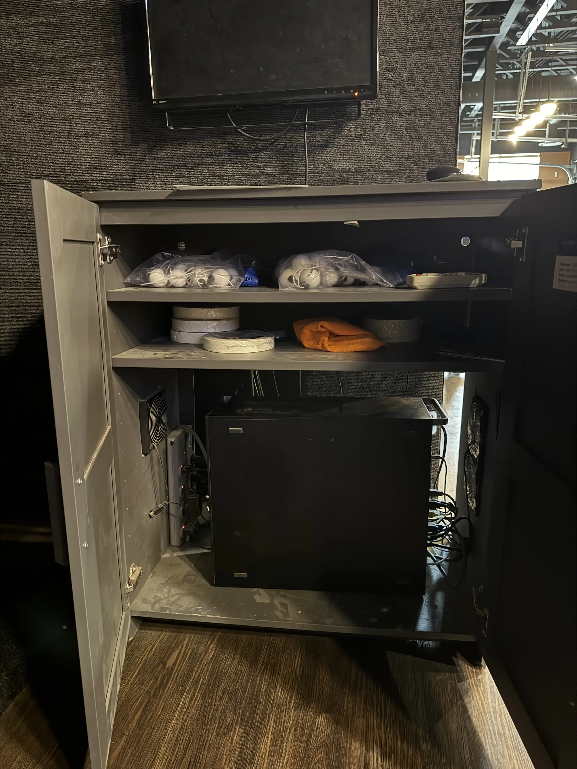 Golf simulator computer and monitor setup