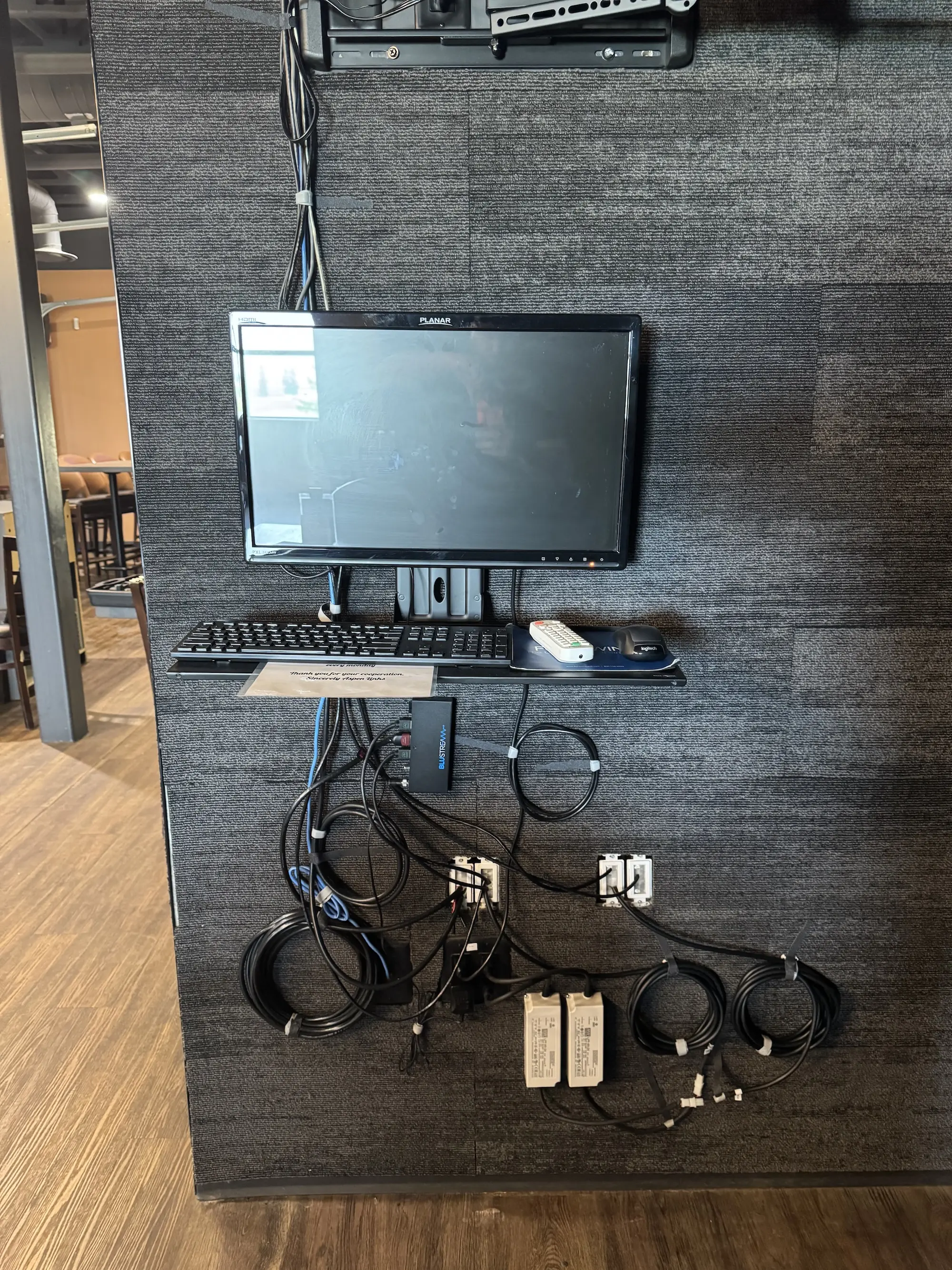 Golf simulator computer and monitor setup