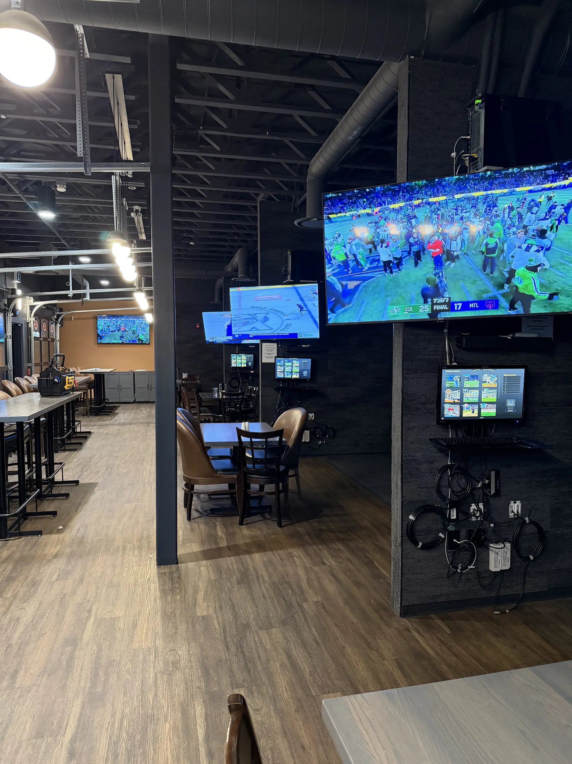 Golf simulator computer and monitor setup